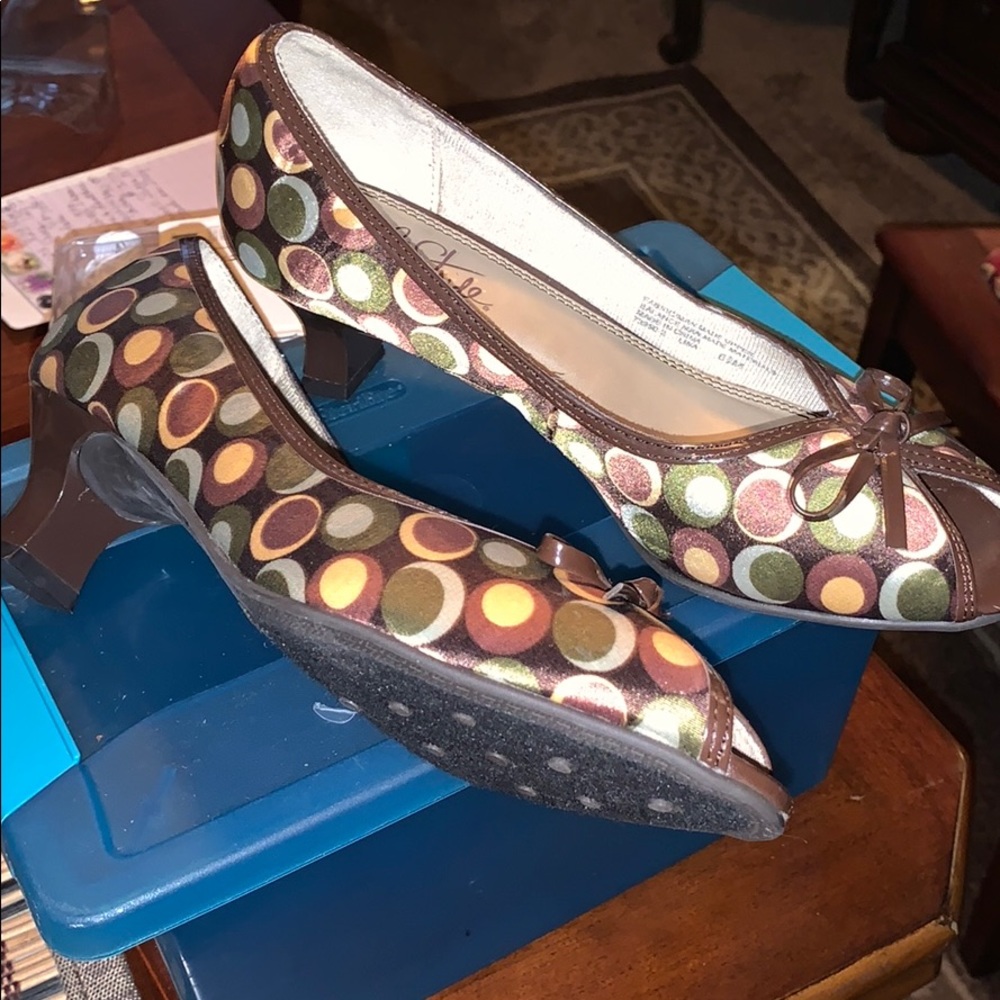 Shoes - Picture 2 of 5